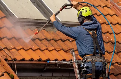Démoussage et hydrofuge de toiture à Omont